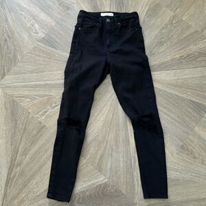Top shop skinny jeans with rip where knees are. Size waist 26/ length 30.